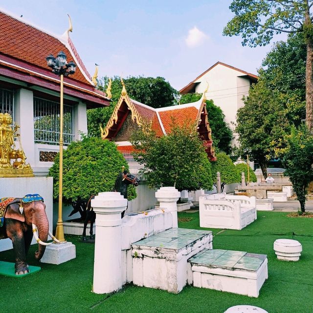 泰國曼谷著名皇家寺廟景點:Wat Hong Rattanaram Ratchaworawihan，建築雄偉壯觀，適合打卡拍照📸