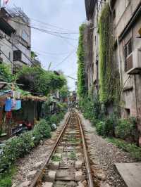 【ハノイ】電車がスレスレを通る線路脇のカフェ🚃