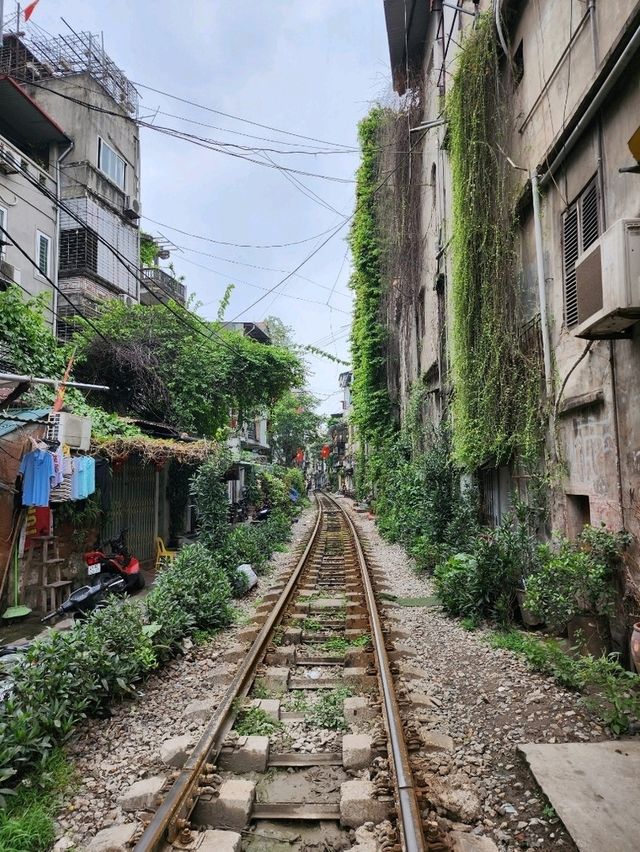 【ハノイ】電車がスレスレを通る線路脇のカフェ🚃