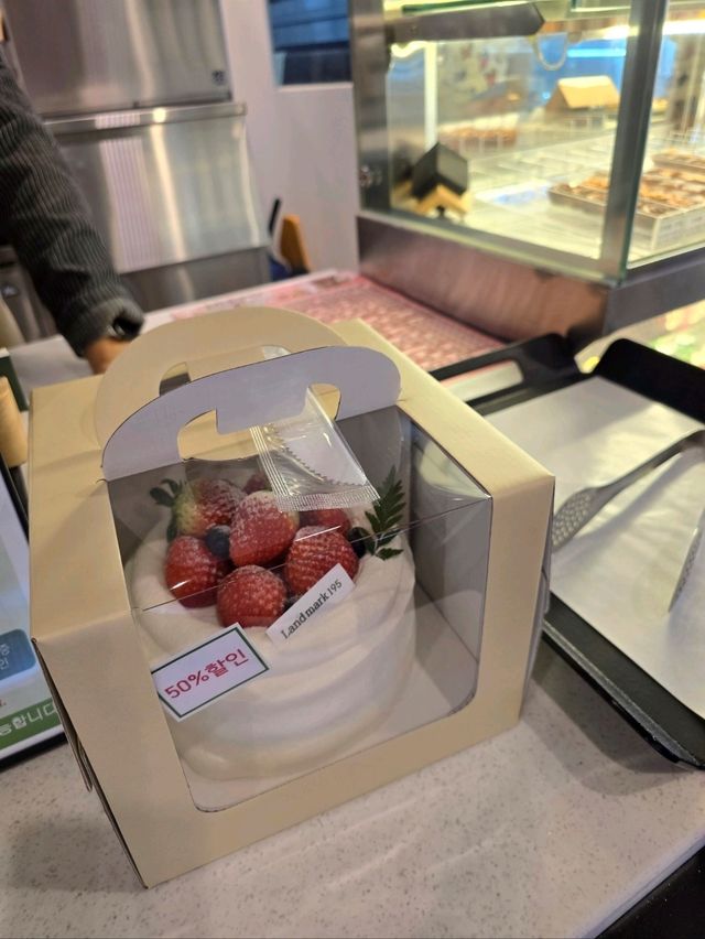 눈호강 포토존과 딸기케익이 맛있는 천안카페🎂