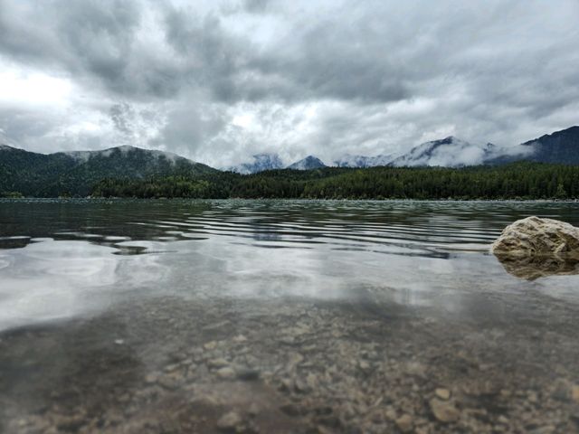 艾泊湖(Eibsee)‐探索這片如夢似幻的天然湖泊🏞️✨，每一個角落都讓人心醉不已📸🤩