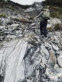 關山嶺山-碎石坡、拉繩岩壁與白茫茫的三角點