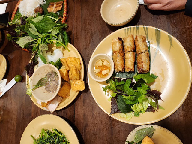 🪵하노이 맛집 '꽌안응온 (Quan an Ngon)'