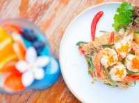 เป็นทั้ง คาเฟ่ และร้านอาหาร บางแสนที่นั่งชิลมาก