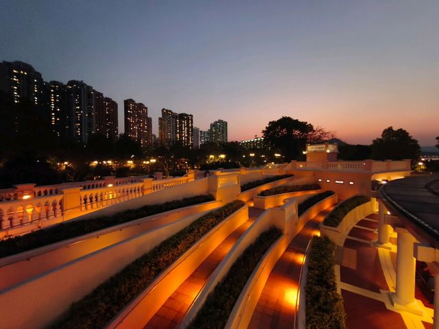 夜訪仿歐陸宮廷式設計的公園