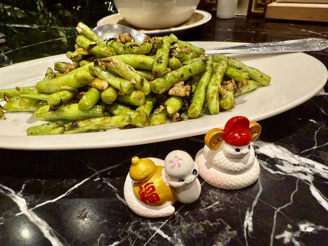 高雄福華大飯店（珍珠坊）重新裝潢過富麗堂皇.美食非吃不可