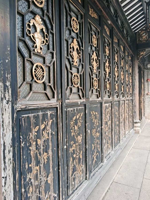 Exploring Tradition at Foshan Ancestral Temple: A Journey Through Time
