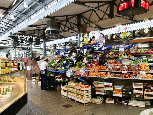 モデナの美味が集結！🇮🇹アルビネッリ市場でグルメ探訪