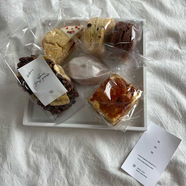 レトロなガラスケースに入ったスコーンが可愛い！