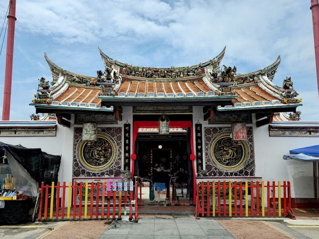 Melaka Madness: Trishaw Rides, Nyonya Feasts & the Time I Got Adopted by a Street Cat 🚲🍜🐱