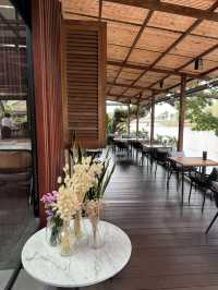การพักผ่อนริมแม่น้ำในเมืองเชียงใหม่