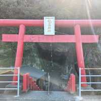 神秘的。岩の中にある神社