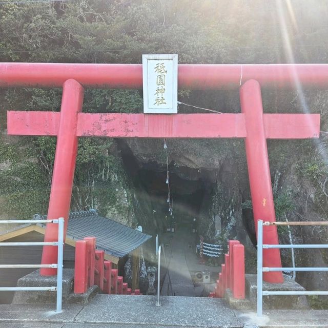神秘的。岩の中にある神社