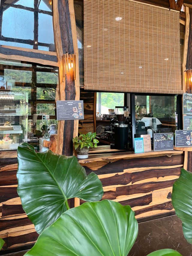 คาเฟ่เขาใหญ่ท่ามกลางภูเขา🌳🪵