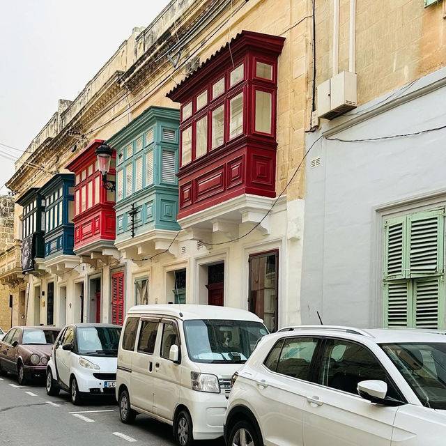 Valletta's Colorful Windows: A Photographer's Walking Tour🌈📸   