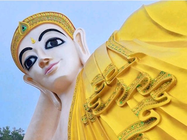 วัดหนองหว้า พระนอนตระหง่าน ริมทางผ่านระยอง
