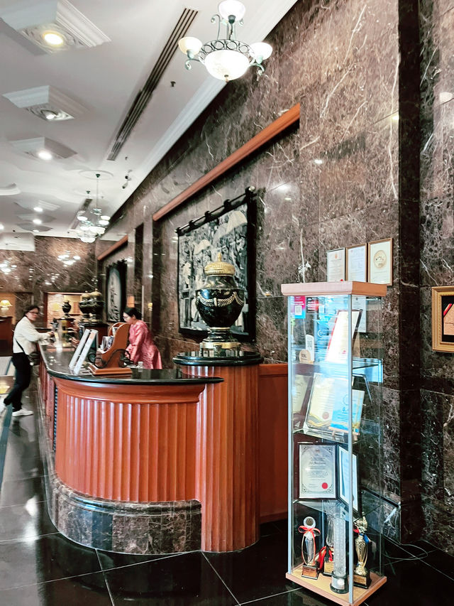 Grand Elegance Awaits: Luxurious Stay Beneath Marble Heights 