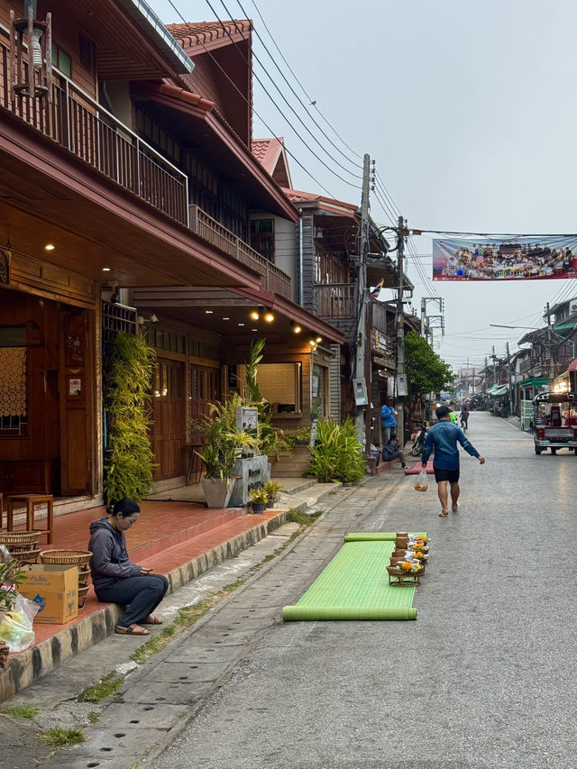 ตักบาตรข้าวเหนียว ณ เชียงคาน 🧡🏠✨