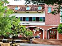 TOMY一家三口入住巧克力雲莊的體驗非常美好。這是全臺第一座以巧克力為主題的住宿莊園，四面環山，景色隨四季變化。我們選擇了適合家庭的房型-四人樓中樓房型，並享受了一泊二食的服務。我們的房間有大片窗戶和