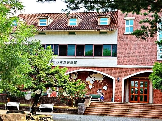 TOMY一家三口入住巧克力雲莊的體驗非常美好。這是全臺第一座以巧克力為主題的住宿莊園，四面環山，景色隨四季變化。我們選擇了適合家庭的房型-四人樓中樓房型，並享受了一泊二食的服務。我們的房間有大片窗戶和
