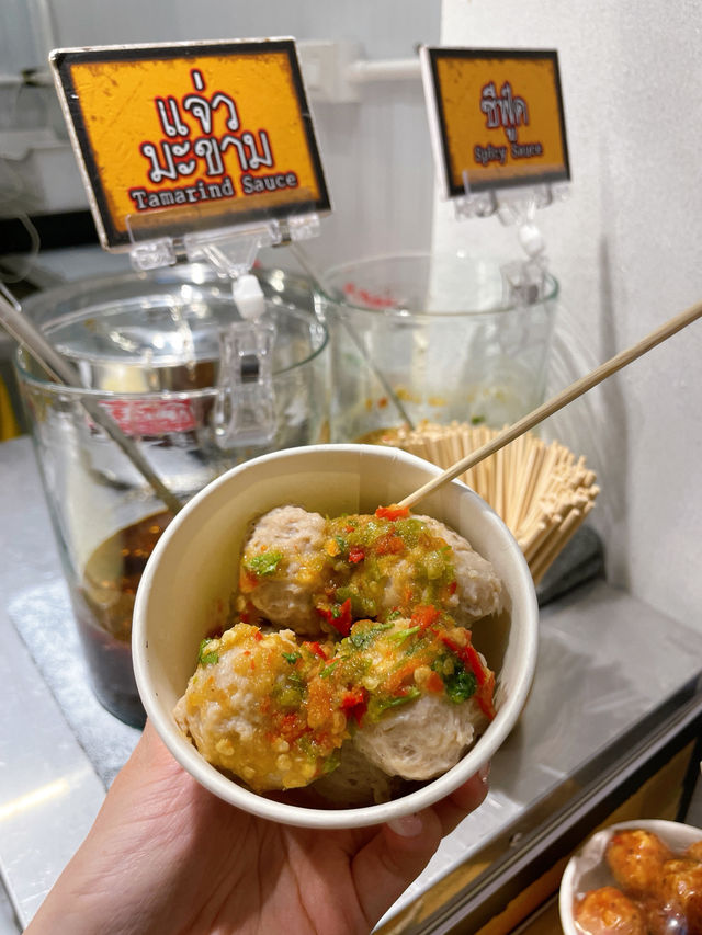 曼谷高人氣夜市「JODD FAIRS喬德夜市」 ！不可錯過的人氣銅板美食😋