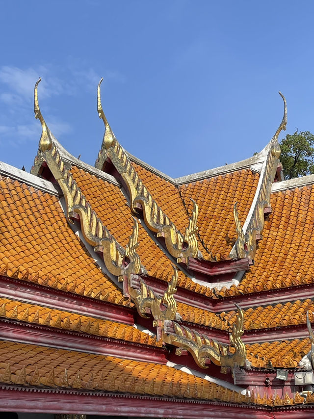 🏛️ 하얀 대리석의 우아함, 왓 벤차마보핏에서 느끼는 평온 🕊️
