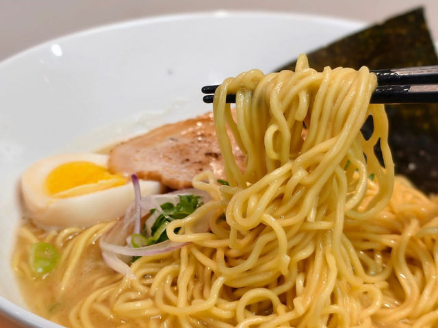 高雄🇼🇸 這目前是今年吃過最好吃的雞白湯拉麵🍜