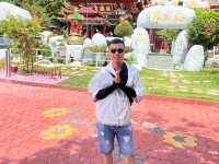 庞格岛（Pangkor Island）位于马来西亚霹雳州，是一个结合自然美景与宁静氛围的绝佳度假胜地。岛上拥有细腻洁白的沙滩，如尼帕海滩（Nipah Beach）和珊瑚湾（Coral Bay）