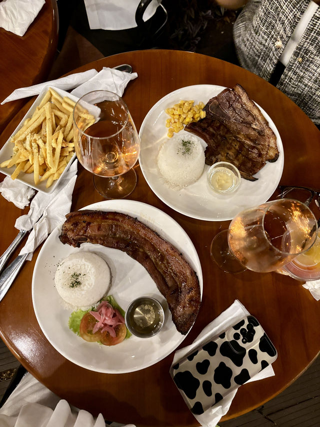 A Golden Weekend at Elyseé Café