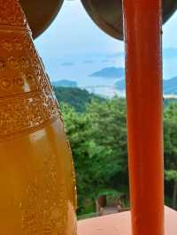 조용한 산사에서의 사색 