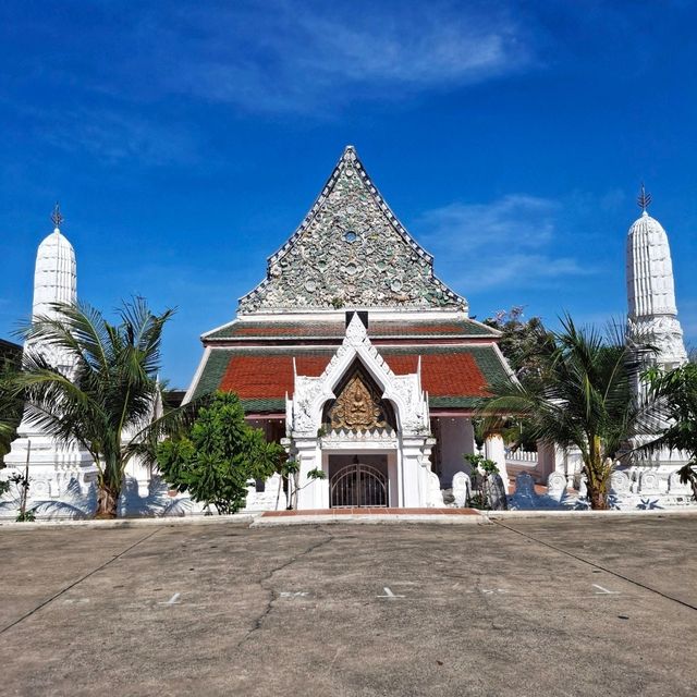 สักการะพระพุทธยมโลกและชมจิตรกรรมฝาผนัง