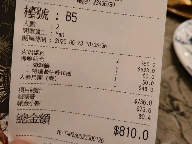 穿越老香江的味蕾之旅：《香江花月》海陸盛宴 🕰️🍽️踏入荃灣廣場的《香江花月》，瞬間被濃厚的懷舊氣息包圍，以懷舊衣車為靈感的裝潢，搭配復古縫紉機擺設，完美重現50年代香江風華 ✂️🏮。