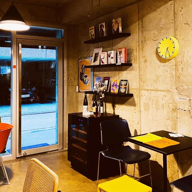 Easel coffee N bar