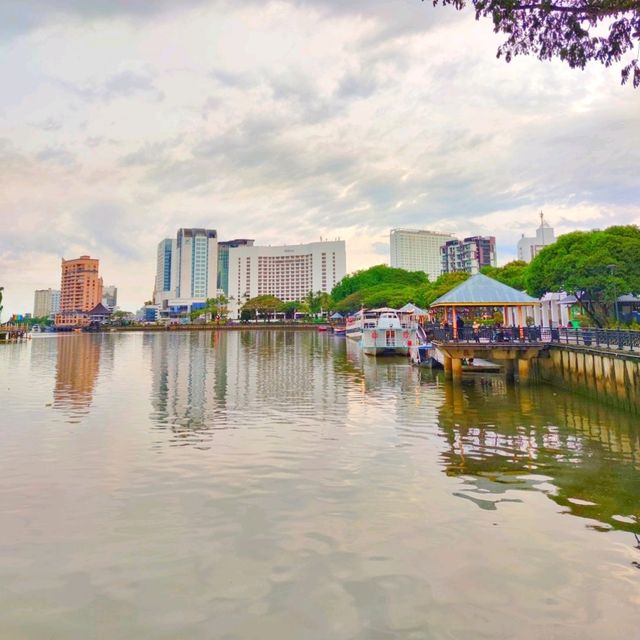 🇲🇾 Kuching Waterfront: Where Serenity Meets Sunset Splendor