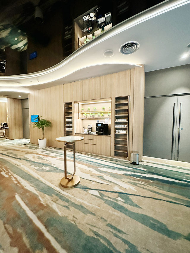 Jet-Set in Style – Crowne Plaza Changi Airport Lobby Elegance