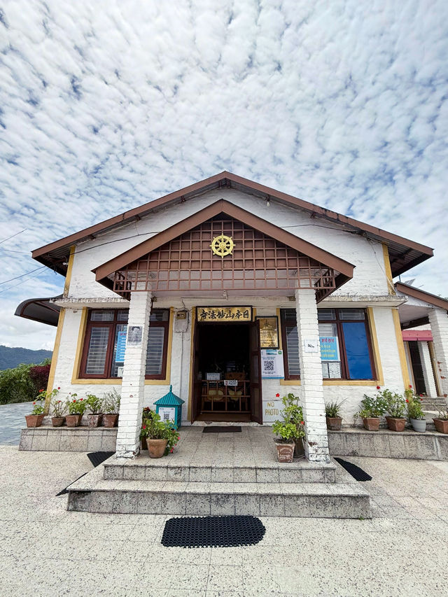 【ネパール・ポカラ 日本山妙法寺】平和と祈りの丘