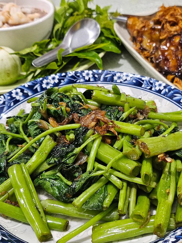 📍 “ต้นมะยม ภูเก็ต” – ร้านอาหารใต้รสเด็ด