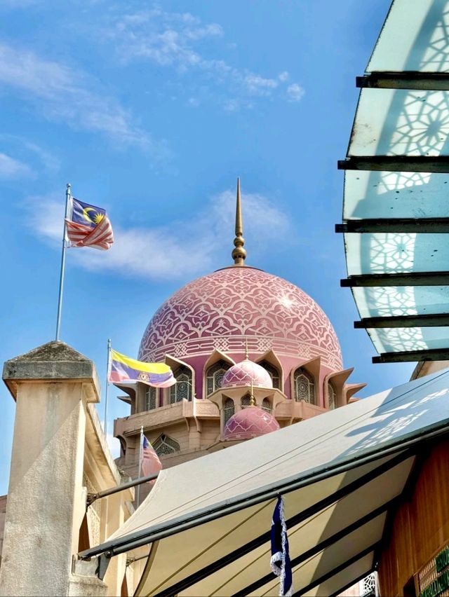 Putra Mosque, Putrajaya – A Modern Marvel with Traditional Charm