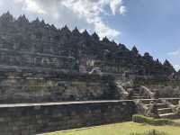 【ボロブドゥール遺跡｜インドネシア・ジャワ島 「仏教建築の極み。山と空に囲まれた“静寂の寺院”」】