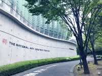 📸【建築美にときめく東京旅】波打つガラスが美しい、新国立美術館と空間にとけこむカフェ時間☕🏛