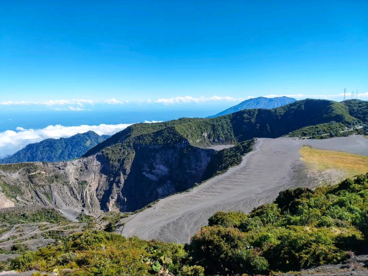イラズ火山での壮大な景色と火山の驚異