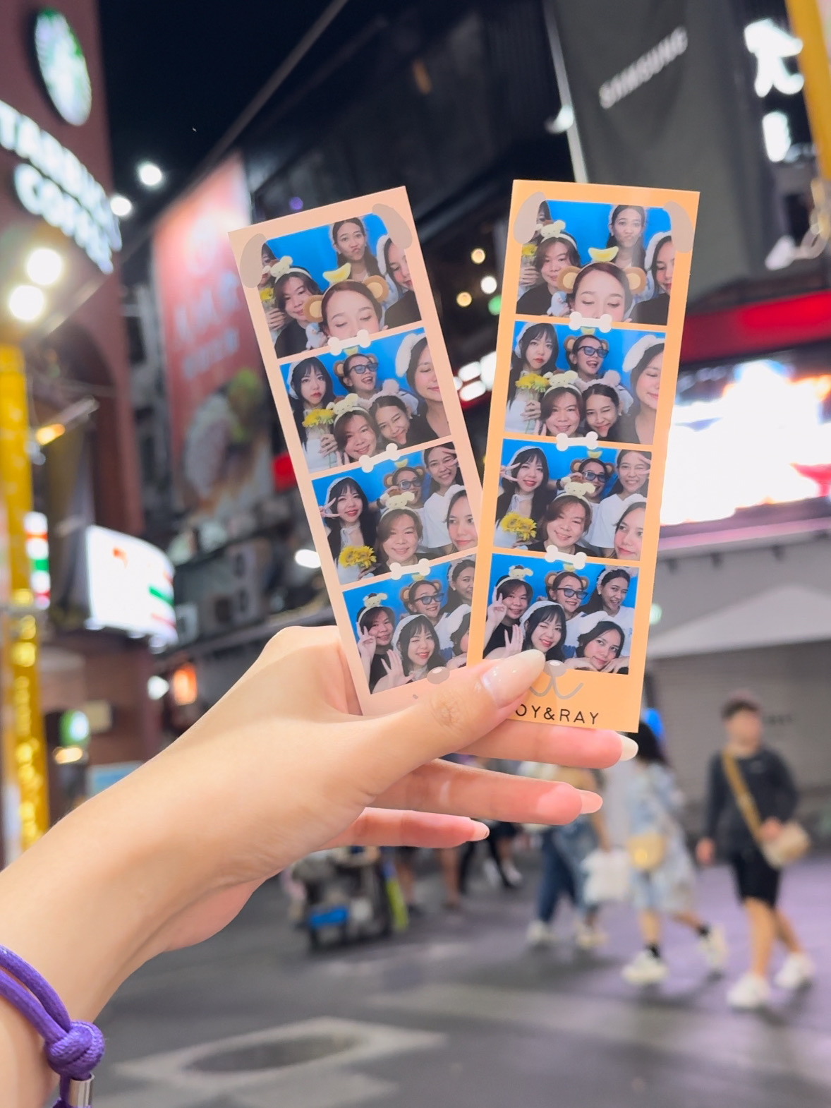 Shop Atmosphere
Ximending is a vibrant youth district, home to a multitude of photo studios, from sticker photo booths to serious fashion/studio photography. Some are decorated in a Korean-Japanese style, with a wide variety of props and cute scenes to choose from.
Key Features
• You can take photos yourself in the booth, automatically adjusting lighting and skin tone.
• You can choose filters and apply light makeup directly on your device.
• Photos are produced quickly, taking only a few minutes. You can get both paper stickers and digital files.
• Affordable prices, around 100–200 TWD per session (around 120–250 THB).
Fun Features
It's a lot of fun with friends. You can pose funny or take cute photos. Some shops have special themed scenes for special events, such as Halloween, Christmas, or Japanese cafes.
Location
These shops are scattered throughout Ximending, and you can find them within a few minutes' walk. They're usually located in small alleys or on the 2nd or 3rd floors of buildings.
Impressive Features
This is a must-do activity when in Ximending. Besides shopping and street food, you'll also get cute photos as souvenirs.
#GetDiscountsWithoutRandomness