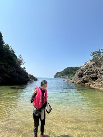 You must pay to play canoe in the glass sea when you come to Tottori