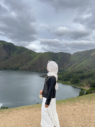 Menjelajahi Samosir: Bukit, Danau & Petualangan Indah