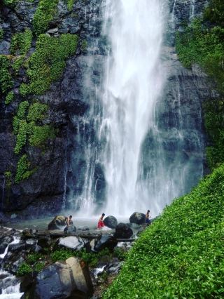 "A Nature Spot with a Strong Local Vibe" 《Tretes Waterfall》