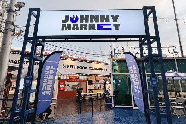 Johnny Market Ekkamai 市集入口