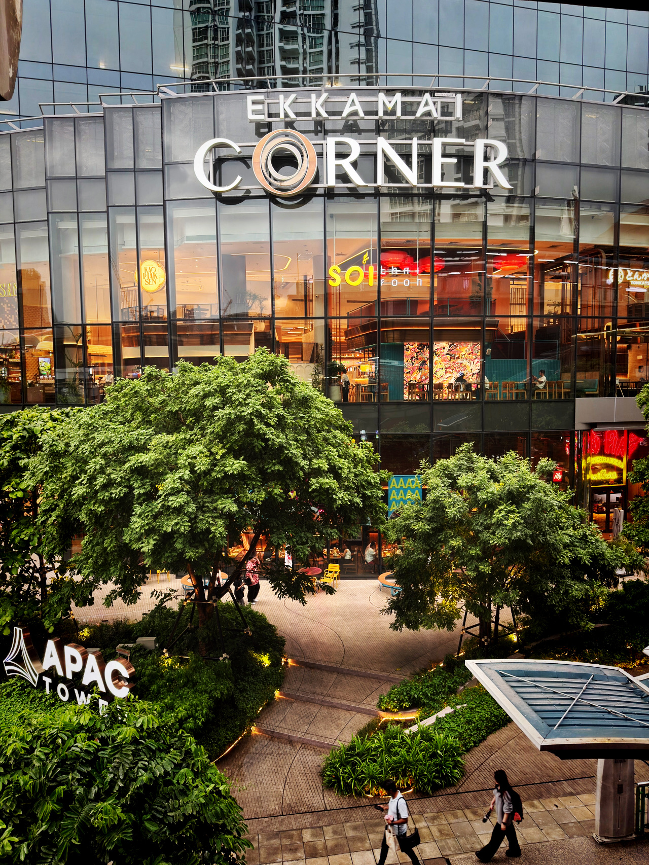 #worthitornot 

I used to be so sad when the iconic old Baan Rai Kafae spot closed down, but walking into the newly opened Ekkamai Corner completely blew my mind! Located right at the base of the sleek APAC Tower, this stunning, open-concept lifestyle plaza has quickly become the ultimate "it-spot" for local foodies and working professionals. It is a beautifully designed, clean neighborhood hub lined with shaded gardens, outdoor seating lanes, and unique culinary concepts that make it perfect for catching up on laptop work or meeting friends!

🍱 What to Eat (The Best Food & Drink Concepts):

Somsak Izakaya (The Spirit of E-Sarn) 🌶️: This is an absolute breakout masterpiece! It’s a brilliant, creative Thai-Isan bistro and casual izakaya where a Western chef blends fiery traditional local flavors with foreign cooking techniques. It’s vibrant, beautifully lit, and perfect for an evening hangout.

Dean & Deluca (Flagship Soft-Open) ☕🗽: Bring New York's iconic gourmet market culture straight to your day! This stunning, bright space features signature red accent beams, serving premium coffees, artisan breakfast bites, and high-end treats in an elegant workspace environment.

Gapple Smoothie & Juice Bar 🍏⚡: If you need a healthy, guilt-free midday boost, head to this spacious Chiang Mai flagship branch. Grab their vibrant superfood booster blends or high-protein active mixes.

Premium Japanese Street Food Hub (Under 500 THB) 🇯🇵: If you want a quick budget meal, you can easily feast for under 500 Baht! Pick up thick, slow-simmered ramen bowls at Shiro Sendo Ramen, crispy breaded cutlets at Tonkatsu Aoki, or freshly rolled seaweed cones at On Roll Nori.

🧭 Essential Location & Transport Logistics:

How to Get There: The logistics are seamlessly perfect. Take the BTS Skytrain straight to Ekkamai Station and use Exit 1. A direct, covered pedestrian skywalk connects the station platform directly into the ground and middle floors of the complex.

💡 Parking Information: If you are arriving by car, avoid the narrow street traffic entirely and head straight into the spacious, secure Basement (B) level parking structure inside APAC Tower.

💬 Over to you, community! Let's talk!

When you are looking for a place to work on your laptop or grab dinner with friends, do you prefer a massive, sprawling shopping mall, or do you love cozy, outdoor-integrated neighborhood lifestyle zones like Ekkamai Corner? Let me know your thoughts in the comments below! 👇

📍 Address: 1319 Sukhumvit Rd, Khlong Tan Nuea, Watthana, Bangkok

⏰ Opening Hours: 9:00 AM – 10:00 PM daily (Individual cafe hours may vary)

#EkkamaiCorner #APACTower #BangkokCafeHopping #SomsakIzakaya #DeanAndDeluca #Ekkamai #BangkokFoodie #WorthItOrNot