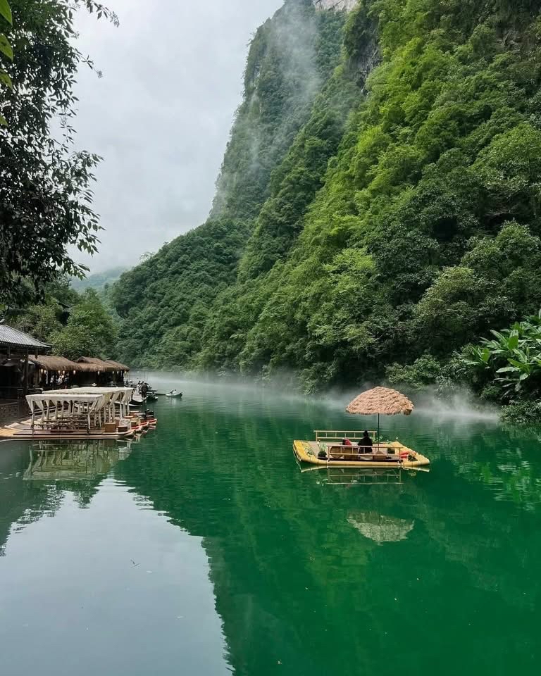Discover Enshi's Pingshan Canyon: A Journey Through Emerald Waters and Ethereal Landscapes 🛶✨