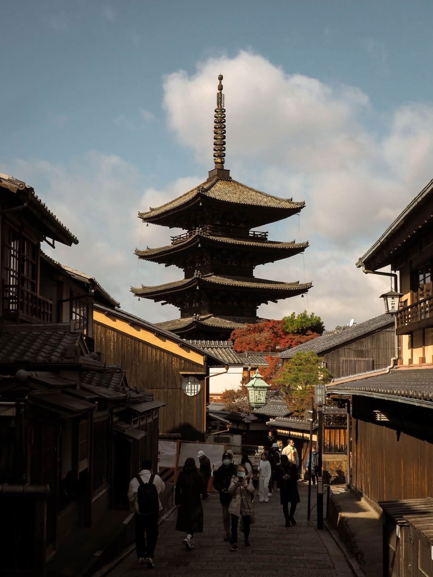 Visiting Kyoto in winter? Mark your calendars for Nin'enzaka! Take photos of the old wooden buildings – a must-see spot! 📸