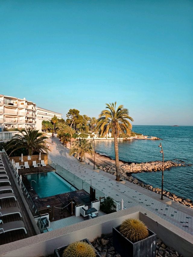 🍊💦 Aperol in hand, toes in the pool, sea in sight — living my Mediterranean fantasy 🧡🌊🍹